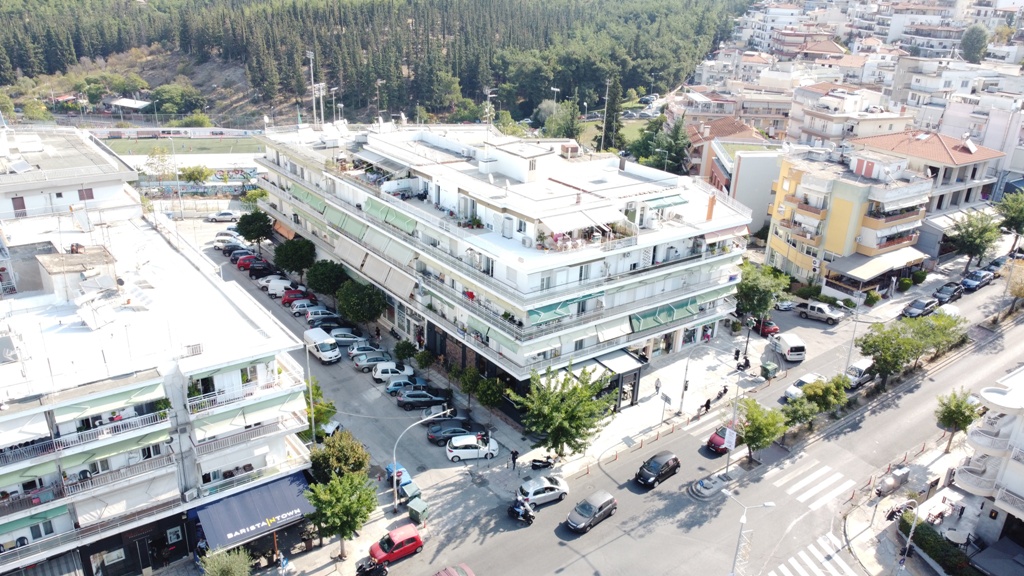 ΤΕΤΡΑΩΡΟΦΗ ΟΙΚΟΔΟΜΗ ΜΕ ΙΣΟΓΕΙΑ ΚΑΤΑΣΤΗΜΑΤΑ ΚΑΙ ΚΑΤΟΙΚΙΕΣ